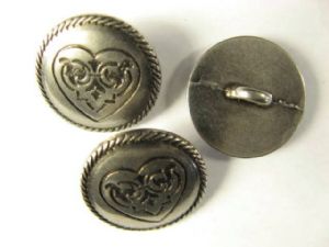 Metallknopf mit Öse 16.5 mm, Herzgravur